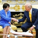 　ワシントンのホワイトハウスで会談し、握手を交わす高市首相（左）とトランプ米大統領＝１９日（共同）