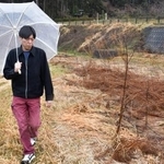 　「二重被災」した田んぼの周辺を歩く山下祐介さん＝３日、石川県輪島市町野町