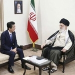 　２０１９年６月、イランの首都テヘランで会談する安倍首相（左）と最高指導者ハメネイ師（イラン最高指導者事務所提供・共同）