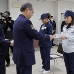 　「越前セーフティマネージャー」への取り組みに感謝状を贈られる外国人（右の２人）＝２０２６年２月、福井県警越前署