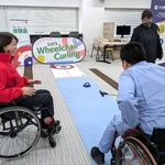 　東京都内で開かれた車いすカーリングの体験会＝２０２５年１２月（Ｐ．ＵＮＩＴＥＤ、山九提供）