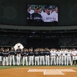 　交流試合前、記念写真に納まる台湾代表とソフトバンクの選手ら＝２月、台北市の台北ドーム（共同）