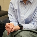 　インタビューに応じるひかりさん＝２０２６年３月４日、東京都内