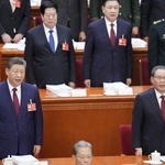 　中国全人代の開幕式で国歌斉唱する習近平国家主席（手前左）＝５日、北京の人民大会堂（共同）