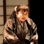 　「遠野昔ばなし祭り」で語る及川真紀子さん＝２月、岩手県遠野市