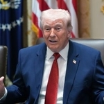 　米ホワイトハウスでの閣議で話すトランプ大統領＝２６日、ワシントン（ＡＰ＝共同）