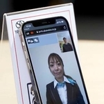 　プラスヴォイスが提供する遠隔手話通訳の画面（トヨタ自動車提供）