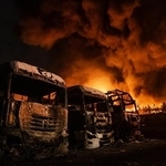 ３月８日、イラン首都テヘランで、米イスラエルの攻撃後に炎上する石油貯蔵施設（ゲッティ＝共同）