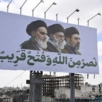 　イランの歴代最高指導者の（左から）ホメイニ師、ハメネイ師、モジタバ師の肖像＝２１日、テヘラン（共同）