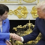 　会談で握手を交わす高市首相（左）とトランプ米大統領＝１９日、ワシントンのホワイトハウス（共同）