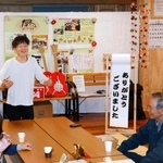 　仮設住宅の集会所で漫談を披露する東川清文さん（奥左）。同右は相方の西本浩明さん＝２月、石川県珠洲市