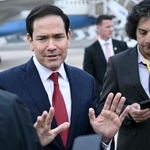 　パリ近郊ルブルジェ空港で記者団に話すルビオ米国務長官＝２７日（ＡＰ＝共同）