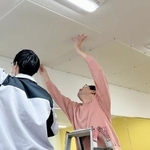 　石川県輪島市の子ども支援施設の天井に張られる「かるてん」＝２０２４年１１月（帝人フロンティア提供）