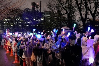 　国会前で戦争反対などを訴える人たち＝３月２５日