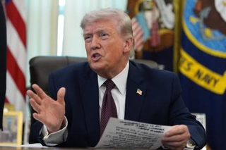 　米ホワイトハウスで記者団の質問に答えるトランプ大統領＝３月３１日（ＡＰ＝共同）