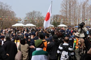 　妨害者のため騒然となるネウロズの会場＝２０２６年３月２２日