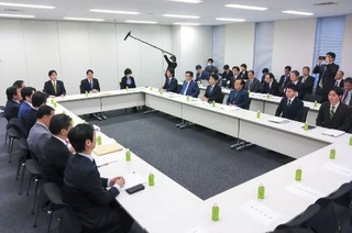 国会内で開かれた「社会保障国民会議」の実務者会議。自民党、日本維新の会、中道改革連合、国民民主党、立憲民主党、公明党、チームみらいの７党が参加＝３月２５日