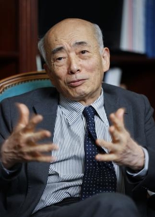 　インタビューに答える日本国際問題研究所の佐々江賢一郎理事長