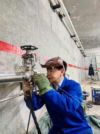 　中国福建省福清市の原子力発電所で溶接作業を行う作業員＝１月（新華社＝共同）