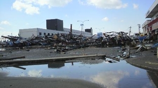 東日本大震災の津波でがれきが押し寄せた石巻魚市場＝２０１１年、宮城県石巻市（提供写真）