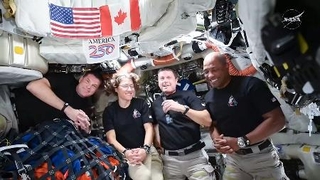 　トランプ米大統領と交信する宇宙船オリオンの４人の飛行士（ＮＡＳＡの中継から）