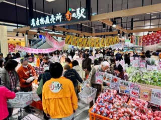 　３月、オープン初日に買い物客でにぎわう「旬の駅　イオンモール鶴見緑地店」＝大阪市