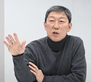 取材に応じる「民族問題研究所」の金英丸対外協力室長＝１月、ソウル（共同）