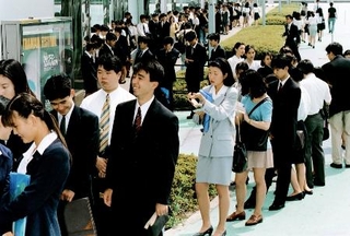 　旧労働省が求人票を集めた展示会には、開会前から大学生らの長い列ができた＝１９９４年７月、東京都文京区の東京ドーム