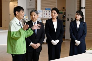 　「東日本大震災・原子力災害伝承館」で説明を受けられる天皇、皇后両陛下と愛子さま＝２０２６年４月、福島県双葉町
