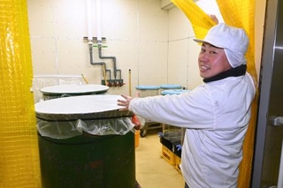 　ミードを貯蔵するタンクを示す天鷹酒造の大西陸さん＝２０２６年４月、栃木県大田原市