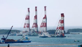 　米軍普天間飛行場の移設先、沖縄県名護市辺野古の大浦湾で軟弱地盤を改良するための大型作業船＝９日