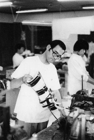 　工房で装具を作る有薗信夫さん＝１９７２年ごろ、熊本県八代市（本人提供）