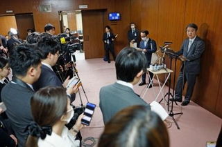 　閣議後に記者会見する石原環境相（右端）＝１４日午前、国会