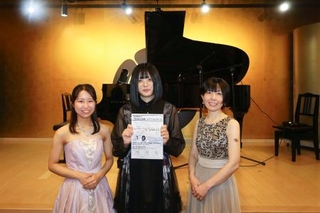 　「失われた音楽」のピアノコンサートに出演した石原なつみさん（左）と、「名古屋作曲の会」会長の清水幹太さん（中央）ら＝２０２６年２月、名古屋市