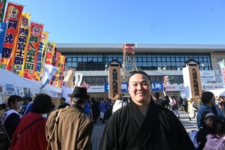 ２０２５年１１月、九州場所８日目に白星を挙げ、会場前で笑顔の炎鵬＝福岡国際センター