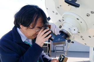 　望遠鏡をのぞく村上恭彦台長＝北海道名寄市の市立天文台きたすばる
