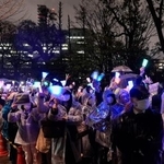 　国会前で戦争反対などを訴える人たち＝３月２５日