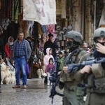 　パレスチナ自治区ヨルダン川西岸ヘブロンで、パレスチナ人を警戒するイスラエル軍兵士＝２０２５年１１月（共同）