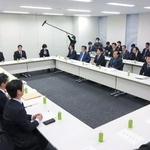 国会内で開かれた「社会保障国民会議」の実務者会議。自民党、日本維新の会、中道改革連合、国民民主党、立憲民主党、公明党、チームみらいの７党が参加＝３月２５日