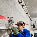 　中国福建省福清市の原子力発電所で溶接作業を行う作業員＝１月（新華社＝共同）