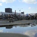 東日本大震災の津波でがれきが押し寄せた石巻魚市場＝２０１１年、宮城県石巻市（提供写真）