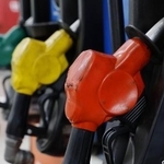 　補助金の支給でレギュラーガソリンの価格は１リットル当たり１７０円台に下がった＝３月、東京都内