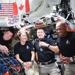 　トランプ米大統領と交信する宇宙船オリオンの４人の飛行士（ＮＡＳＡの中継から）