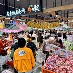 　３月、オープン初日に買い物客でにぎわう「旬の駅　イオンモール鶴見緑地店」＝大阪市
