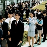 　旧労働省が求人票を集めた展示会には、開会前から大学生らの長い列ができた＝１９９４年７月、東京都文京区の東京ドーム