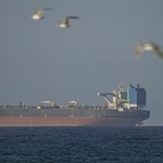 　米イランの停戦合意後、オマーンでホルムズ海峡通過を待つ船舶＝８日（ゲッティ＝共同）