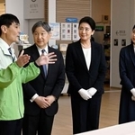 　「東日本大震災・原子力災害伝承館」で説明を受けられる天皇、皇后両陛下と愛子さま＝２０２６年４月、福島県双葉町