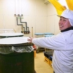 　ミードを貯蔵するタンクを示す天鷹酒造の大西陸さん＝２０２６年４月、栃木県大田原市