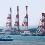 　米軍普天間飛行場の移設先、沖縄県名護市辺野古の大浦湾で軟弱地盤を改良するための大型作業船＝９日