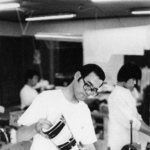 　工房で装具を作る有薗信夫さん＝１９７２年ごろ、熊本県八代市（本人提供）